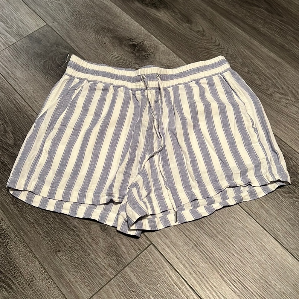 White and blue shorts, with pockets, size L, with draw strings.